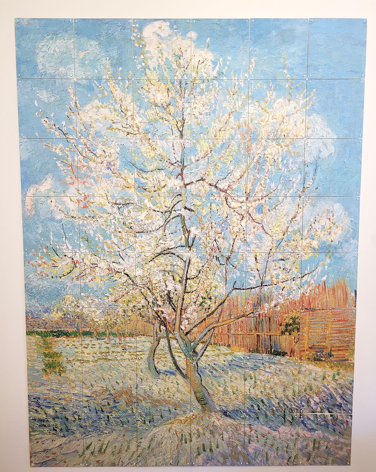 Kunstdruck eines blühenden Baums nach Vincent van Gogh in der Praxis