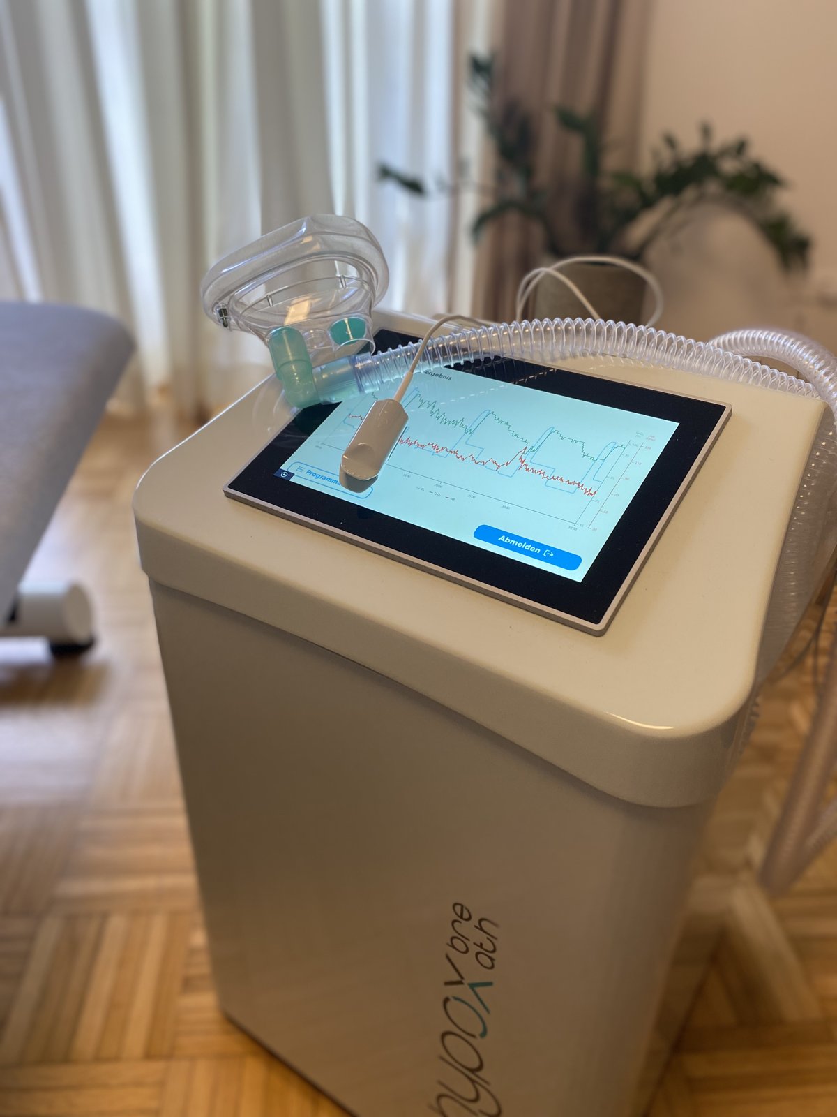 IHHT device Hypox Breath Advanced with breathing mask, finger clip and touchscreen in the treatment room